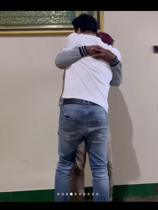 Setelah sesampainya di kediaman keluarga Herman, Ifan Seventeen disambut dengan pelukan. (Foto: Instagram/@ifanseventeen)