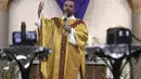 Pastor Katolik Georges Nicoli memberikan khotbah saat merayakan misa Kamis Putih dengan siaran langsung melalui Facebook di gereja Notre Dame De Lourdes di Bastia, di pulau Korsika Mediterania, Prancis (9/4/2020). (AFP/Pascal Pochard-Casabianca)