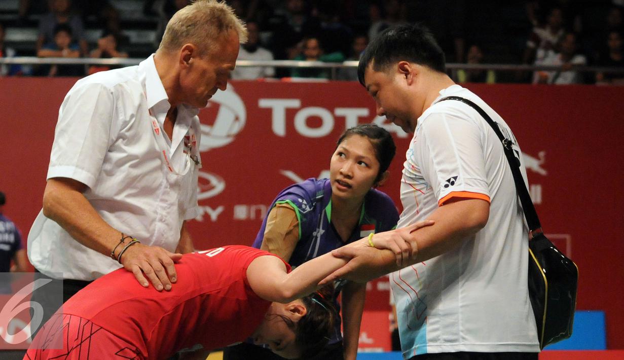 Pebulutangkis tunggal putri Indonesia, Lindaweni Fanetri (kedua kanan) menghampiri Ratchanok Intanon(Thailand) jelang dievakuasi keluar lapanganTotal BWF Championships 2015 di Jakarta, Kamis (13/8/2015). (Liputan6.com/Helmi Fithriansyah)