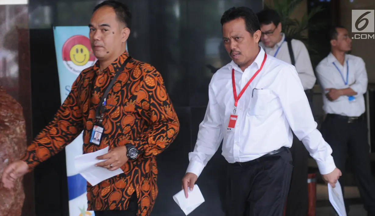 Kepala Divisi Batubara PLN, Harlen memenuhi panggilan penyidik KPK untuk menjalani pemeriksaan di Jakarta, Rabu (28/11). Harlen diperiksa kasus dugaan suap proyek PLTU Riau-1 untuk tersangka mantan Menteri Sosial Idrus Marham. (Merdeka.com/Dwi Narwoko)