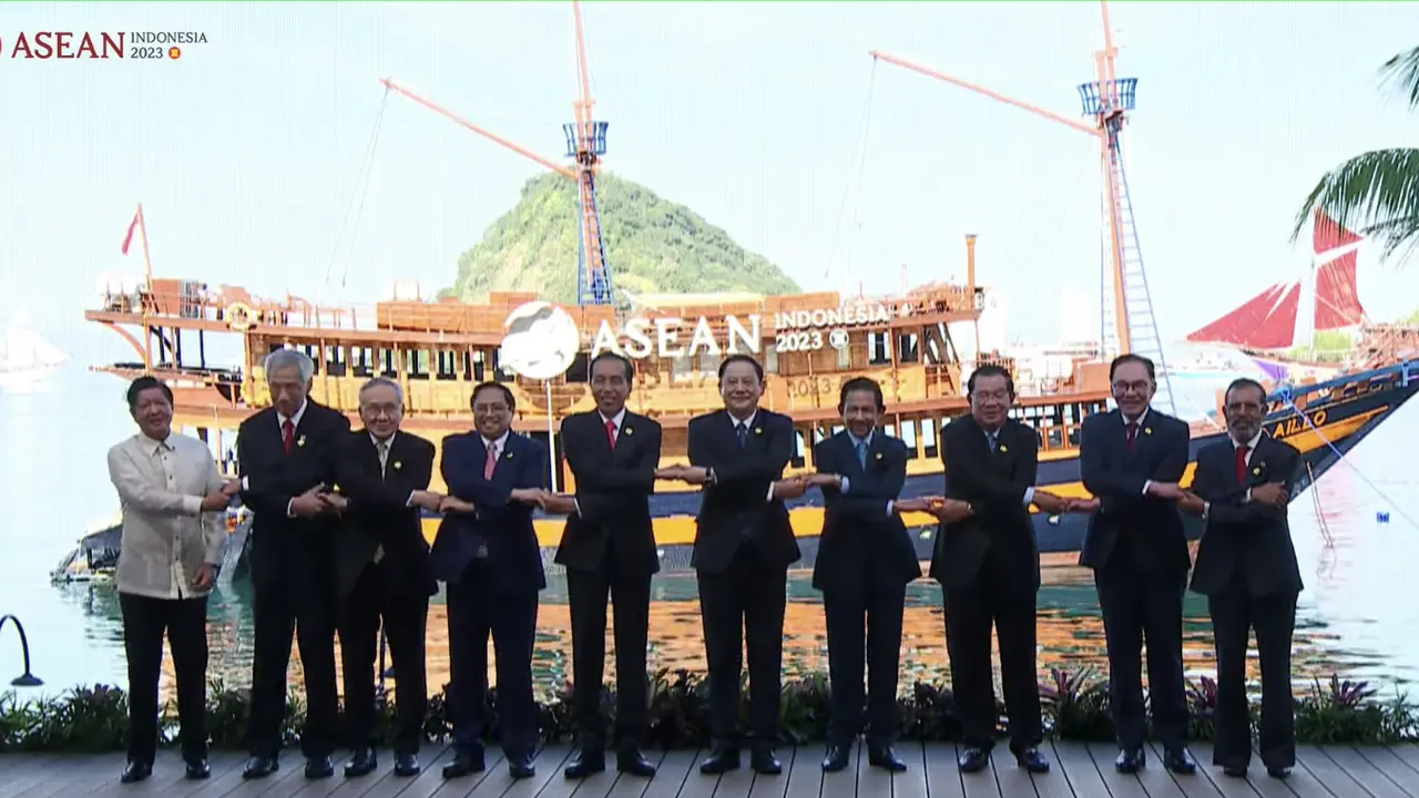 Presiden Joko Widodo atau Jokowi resmi membuka gelaran Konfrensi Tingkat Tinggi (KTT) ke-42 ASEAN di Labuan Bajo, Indonesia.