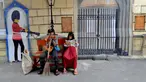 Warga duduk di bangku dengan latar belakang gambar Istana Kerajaan Inggris di Gang Kepatihan, Jalan Veteran, Kebon Kelapa, Bogor Tengah, Bogor, Jawa Barat, Jumat (15/3). Gang Kepatihan menjadi salah satu kampung tematik di Bogor. (merdeka.com/Arie Basuki)