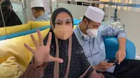 Kartika Putri menghapus sulam alis yang sempat ia jalani sebanyak dua kali dengan metode laser alis (dok.YouTube/Kartika Putri)