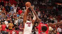 Power forward Miami Heat, Jordan Mickey, melepaskan tembakan tiga angka pada pengujung laga yang memastikan kemenangan timnya atas Washington Wizards, Rabu (11/10/2017). (Bola.com/Twitter/MiamiHEAT)