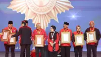 HUT ke-53 PDIP, Megawati Soekarnoputri Beri Penghargaan kepada 6 Tokoh Senior Partai