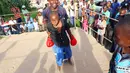 Ekspresi seorang anak saat bertanding tinju di Chitungwiza sekitar 30 kilometer selatan Harare (12/2). Setiap akhir pekan anak laki-laki Zimbabwe bertanding di atas ring tinju dan akan mendapatkan julukan Wafa Wafa. (AP Photo / Tsvangirayi Mukwazhi)