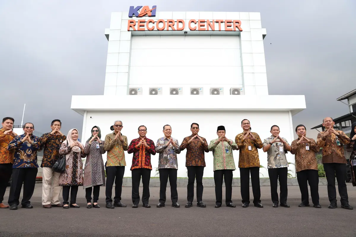Direktur Utama KAI Didiek Hartantyo meresmikan Gedung Record Center