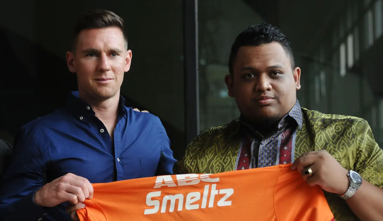 Shane Smeltz (kiri) berfoto bersama Presiden klub PBFC, Nabil Husein Said Amin usai penandatanganan kontrak di Jakarta, Selasa (11/4). Shane Smeltz berstatus marquee player dan dikontrak oleh PBFC selama semusim. (Liputan6.com/Helmi Fithriansyah)