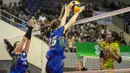 Pemain Gresik Petrokimia Pupuk Indonesia, Mediol Stiovanny Yoku (kanan) melepaskan spike yang berusaha diblok tiga pemain Jakarta Livin' Mandiri (dari kiri) Liu Yan Han, Angeli Faulina dan Karsta Lowe pada laga seri ketiga putaran pertama PLN Mobile Proliga 2024 di GOR PSCC, Palembang, Sumatera Selatan, Jumat (10/5/2024). Gresik Petrokimia Pupuk Indonesia menang 3-0 (34-32, 25-19, 25-22). (Dok. PBVSI)