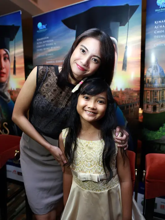 Selain Acha Septriasa, film yang akan dirilis dua hari setelah Hari Pendidikan Nasional, 4 Mei mendatang dibintangi oleh Kinaryosih, Jajang C Noer, dan M Cholidi Asadil Alam. (Adrian Putra/Bintang.com)