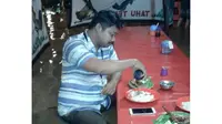 Foto seorang bapak makan pecel lele sembari kebanjiran (Sumber: Twitter)