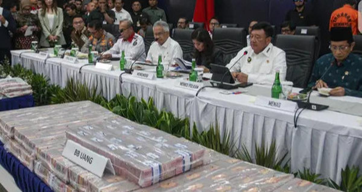 Bersama Sejumlah Menteri, Menko Polkam Budi Gunawan Tunjukkan Tumpukan Uang Hasil Operasi Pemberantasan Judi Online