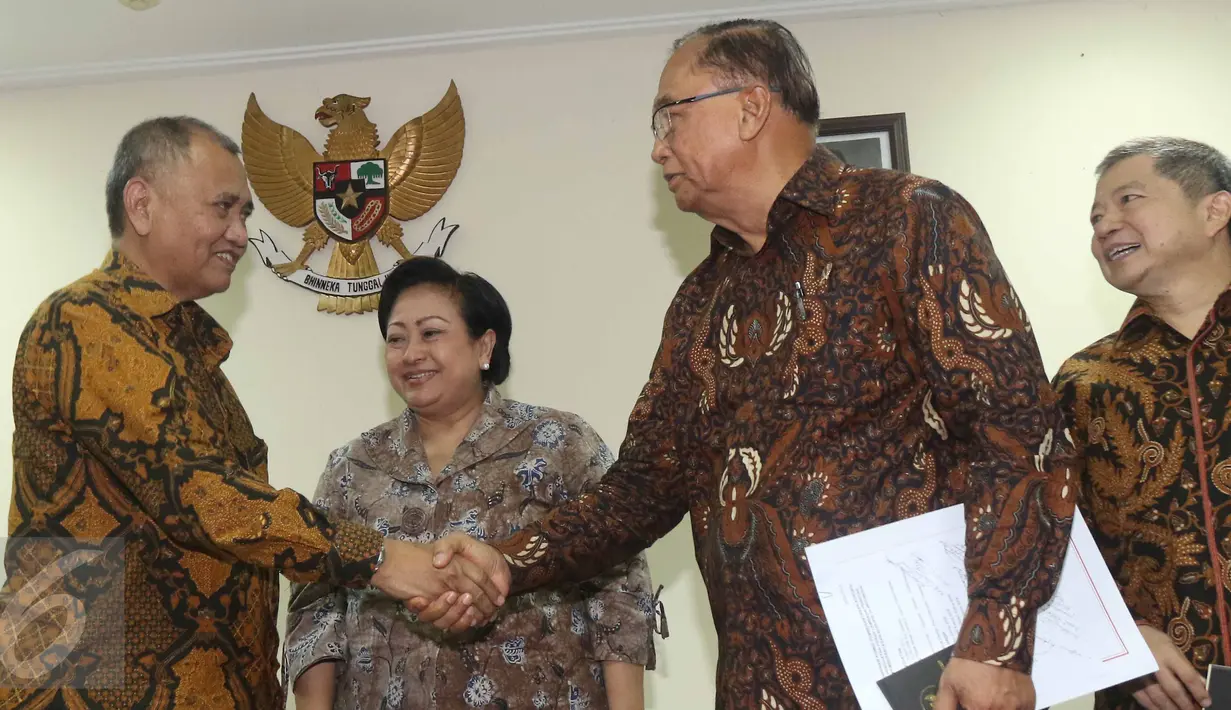 Ketua KPK Agus Rahardjo bersalaman dengan Anggota Wantimpres Sidarto Danusubroto usai saat melakukan pertemuan di Gedung Wantimpres, Jakarta, Senin (3/4). Pertemuan itu membahas penguatan KPK dalam pemberantasan korupsi. (Liputan6.com/Angga Yuniar)