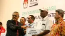Ketua KPU Arief Budiman memberikan Hasil Penelitian Administrasi Perbaikan kepada Partai Politik (Putusan Bawaslu) yang tidak lolos di Gedung KPU Pusat, Jakarta, Minggu (24/12). (Liputan6.com/Faizal Fanani)
