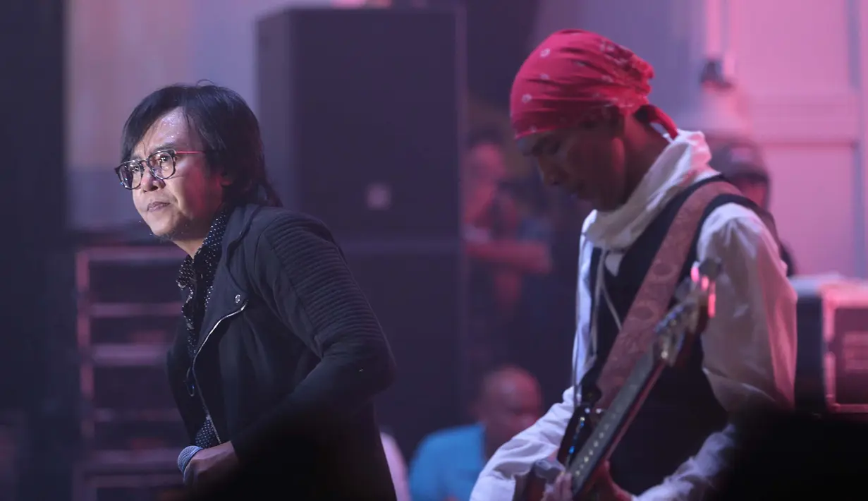Sebanyak 15 lagu yang pernah dipopulerkan pada tahun 1990an oleh Ahmad Dhani, Andra Ramadhan, Ari Lasso, dan Yuke, akhirnya terdeeengar lagi pada konser malam tadi. Para penonton seakan sedang bernostalgia. (Deki Prayoga/Bintang.com)