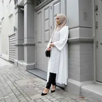 Busana kantor untuk cewek berhijab tampilan modis dan stylish. (Pinterest/Inayahcollection.com)