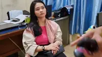 Marisa Putri, mahasiswa penabrak ibu guru di Pekanbaru ditetapkan sebagai tersangka. (Liputan6.com/ M Syukur)