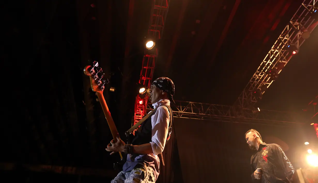 Ahmad Dhani berencana menggelar konser keluarga habis lebaran. "Konsepnya biasa. Saya punya Triad, punya Mahadewa, ada Mulan, ada Al, El dan Dul. Mungkin mau keliling kota. Family tour gitu konser keluarganya," tukas Dhani. (Andy Masela/Bintang.com)