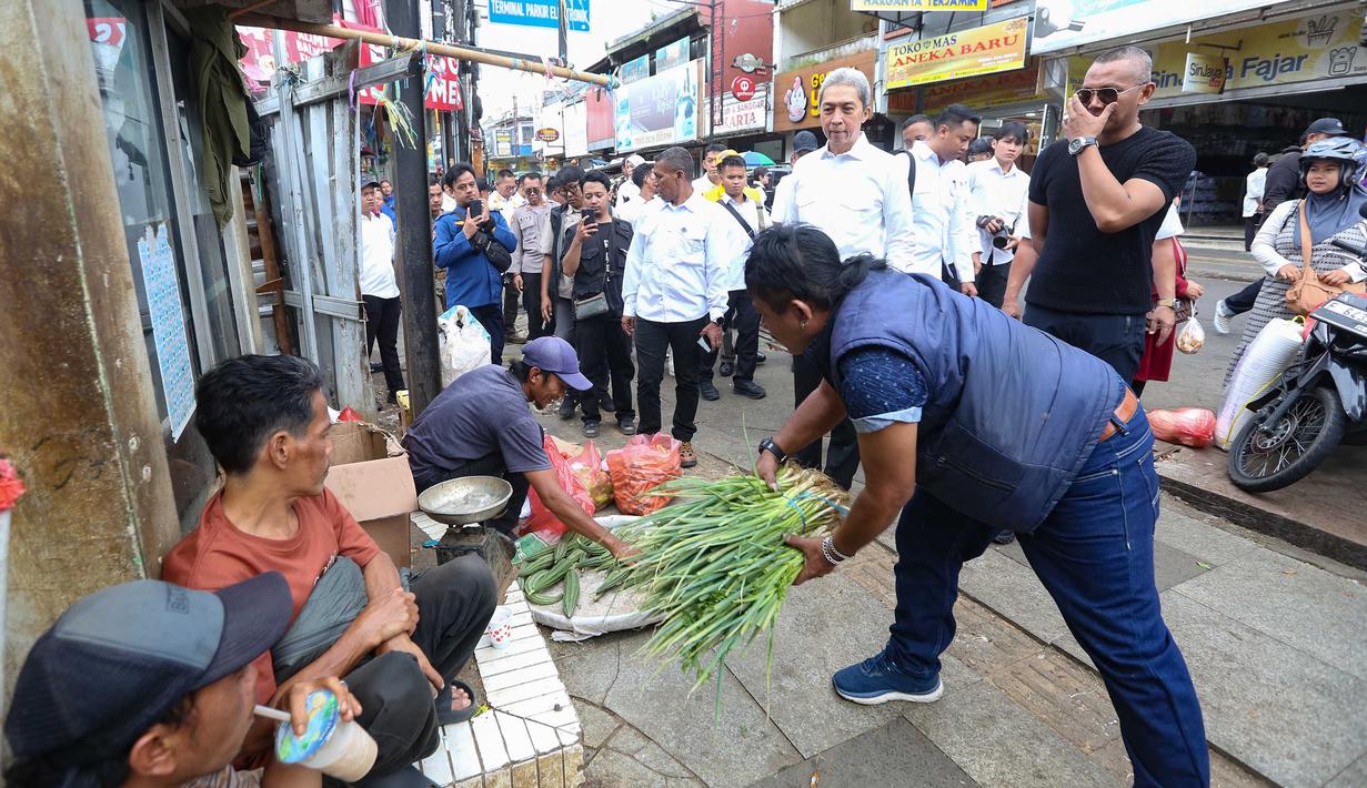 Pedagang Kaki Lima (PKL) di kawasan bekas Pasar Bogor, Jawa Barat, ditertibkan jajaran Satuan Polisi Pamong Praja (Satpol PP). Tampak dalam foto, Wali Kota Bogor, Dedie A. Rachim (tengah kemeja putih) berdialog saat meninjau penertiban Pedagang Kaki Lima (PKL) di Eks Pasar Bogor, Jawa Barat, Rabu (25/3/2026). (merdeka.com/Arie Basuki)