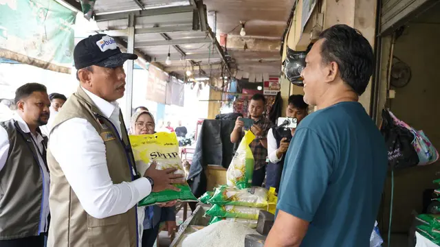 Direktur Utama Perum Bulog Ahmad Rizal Ramdhani melakukan inspeksi pasokan beras di pasar dan ritel. (Dok Bulog)
