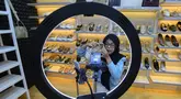 Pekerja memasarkan produk secara online produk sepatu sandal yang akan di bengkel kerja Patris di kawasan Katulampa, Bogor, Senin, 24 Agustus 2026. (KLY/ Arie Basuki)