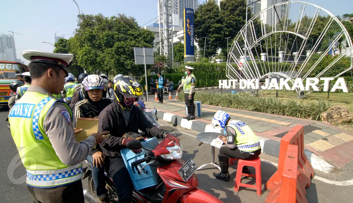 Pengendara motor terkena tilang di sepanjang Jalan Jendral Sudirman, Jakarta, Sabtu (30/5/2015). Polisi menggelar razia patuh jaya untuk menertibkan para pengendara yang melanggar lalu lintas, mulai 27 Mei-9 Juni. (Liputan6.com/Yoppy Renato)