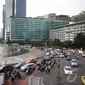 Sejumlah pengendara sepeda motor dilarang melintas Bundaran Hotel Indonesia (HI) Jalan Mh Thamrin hingga Jalan Merdeka Barat, Jakarta, Rabu (17/12/2014). (liputan6.com/Faizal Fanani)