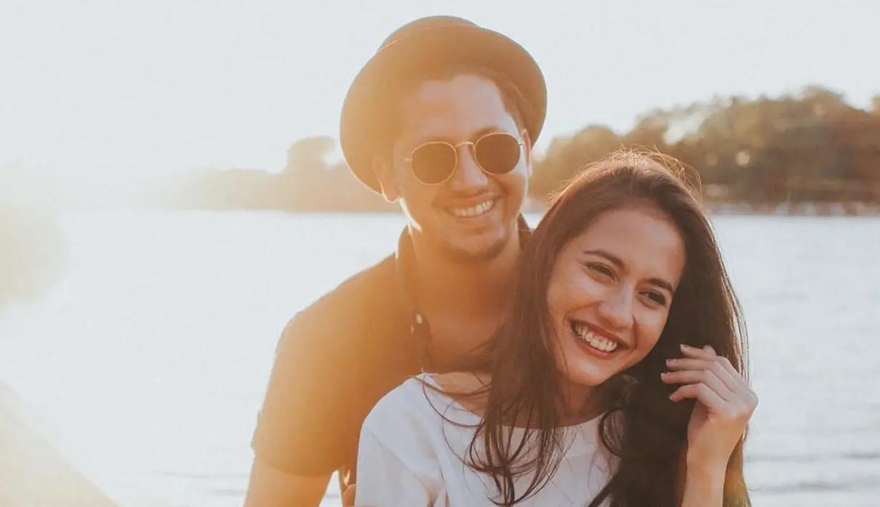 Perbedaan usia yang hanya 1 tahun membuat Pevita dan Keenan sering tampil mesra bak sepasang kekasih. Kakak adik yang satu ini tak jarang mengumbar momen-momen manis dan tulisan romantis dalam caption Instagram masing-masing.(Liputan6.com/IG/@pevpearce)