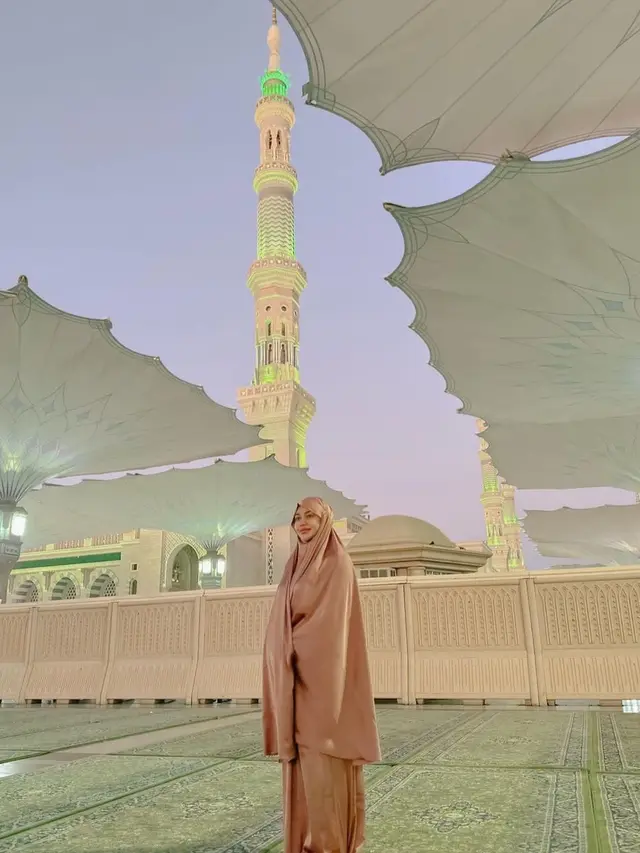 Aurel Hermansyah gunakan cadar saat umrah