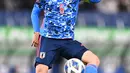 Kapten Jepang Wataru Endo mengontrol bola saat bertanding melawan Arab Saudi dalam laga kualifikasi Piala Dunia zona Asia Grup B di Saitama Stadium, Saitama, Jepang, Selasa (1/2/2022). Jepang menang dengan skor 2-0. (AFP/Philip Fong)
