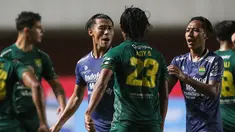 Gesekkan antar pemain tak bisa dihindari ketika Persebaya Surabaya bertemu Persib Bandung. Bek kanan Persebaya Ady Setiawan terlihat emosi dan tidak bisa menerima ketika Mark Klok melanggar Bruno Moreira. (Bola.com/Bagaskara Lazuardi)