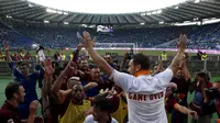 AS Roma's Francesco Totti (C) wears a t-shirt that reads "Game Over " as he celebrates with his team mates at the end of the match against Lazio in their Serie A soccer match at the Olympic stadium in Rome, Italy, May 25, 2015. REUTERS/Alessandro Bianchi