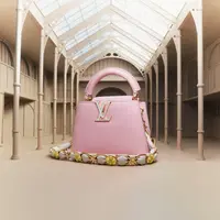 Pertama, ada koleksi tas Capucines Mini Blossom Chain Rose Jasmine White Yellow, sempurna untuk keluarga maupun klien kerja.  [Dok/Louis Vuitton]