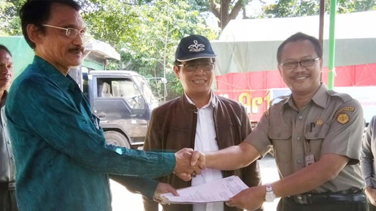 Kementan Serahkan Bantuan Pakan untuk Ternak Korban Bencana di Lombok