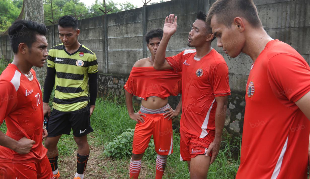 Pemain Persija Jakarta, Maman Abdurahman (kedua dari kanan), berdiskusi dengan rekan-rekannya pada laga uji coba melawan Villa 2000 di Lapangan POR Pelita Jaya, Sawangan, Sabtu (23/4/2016). (Bola.com/Nicklas Hanoatubun)