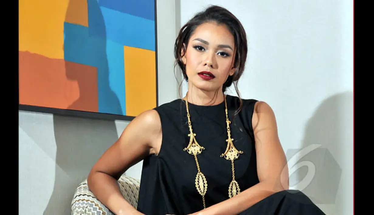 Aktris Adinia Wirasti saat ditemui di gala Premiere film "Kapan Kawin?" di XXI Epicentrum Walk, Jakarta, Kamis (5/2/2015). (Liputan6.com/Panji Diksana)