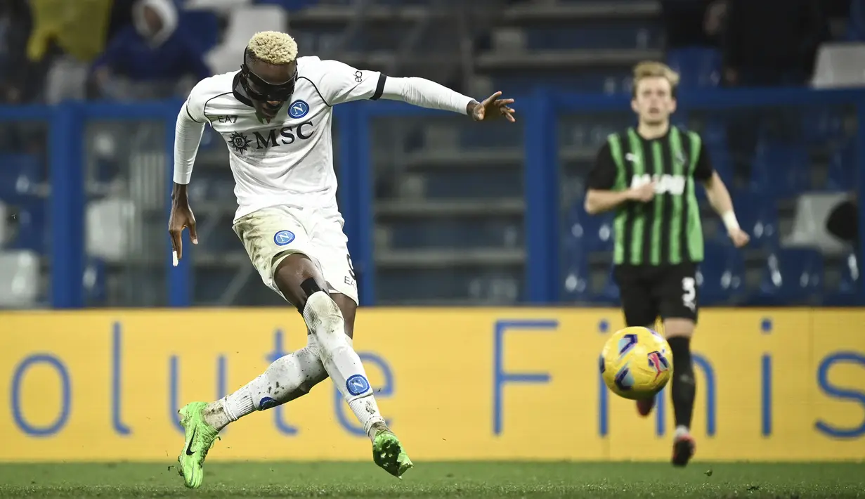 Pemain Napoli, Victor Osimhen (kanan) mencetak gol keempat timnya ke gawang Sassuolo pada laga lanjutan Liga Italia 2023/2024 di Mapei Stadium, Reggio Emilia, Italy, Kamis (29/02/2024) dini hari WIB. (AP Photo/LaPresse/Massimo Paolone)