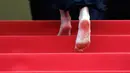 Aktris Hollywood, Julia Roberts berjalan menaiki tangga tanpa menggunakan alas kaki saat tiba untuk menghadiri premier film "Money Monster" dalam Festival Film Cannes ke-69 di Prancis, Kamis (12/5).  (REUTERS/Jean-Paul Pelissier)