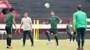 Pemain Timnas Indonesia, Stefano Lilipaly, menyundul bola saat latihan di Stadion I Wayan Dipta, Bali, Senin (14/10). Latihan ini persiapan jelang laga Kualifikasi Piala Dunia 2022 melawan Vietnam. (Bola.com/Aditya Wany)