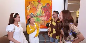 Artis cantik Aura Kasih salah satu artis yang jarang mengumbar ranah pribadinya. Belum lama ini, Raffi Ahmad berkesempatan menyambangi perempuan seorang anak itu. Penyanyi dan pemeran itu menempati rumah mewah. Berikut beberapa sudut rumahnya. [Youtube/TRANS7 OFFICIAL]