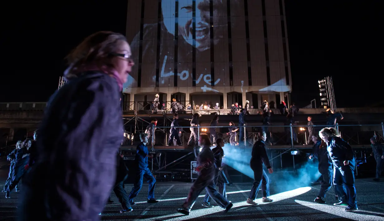 Penari mengambil bagian dalam 'RUSH' pertunjukan tari, cahaya, musik dan proyeksi dalam Festival Seni Visual Lightpool di situs bekas kantor polisi, Blackpool, Inggris (26/10). Pertunjukan ini diikuti lebih dari 100 penari. (AFP Photo/Oli Scarff)