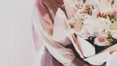 Manisnya Cintra Kirana dengan hijab dan pakaian bernada merah muda saat ulang tahunnya ke-25. (Liputan6.com/IG/@citraciki)