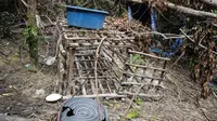 Sebuah kandang ditemukan di sebuah kamp perdagangan manusia di Wang Burma, dekat perbatasan Malaysia-Thailand, (26/5/2015). Penemuan lokasi kuburan massal diduga sebagai migran dari Myanmar dan Bangladesh. (AFP PHOTO/MOHD RASFAN)