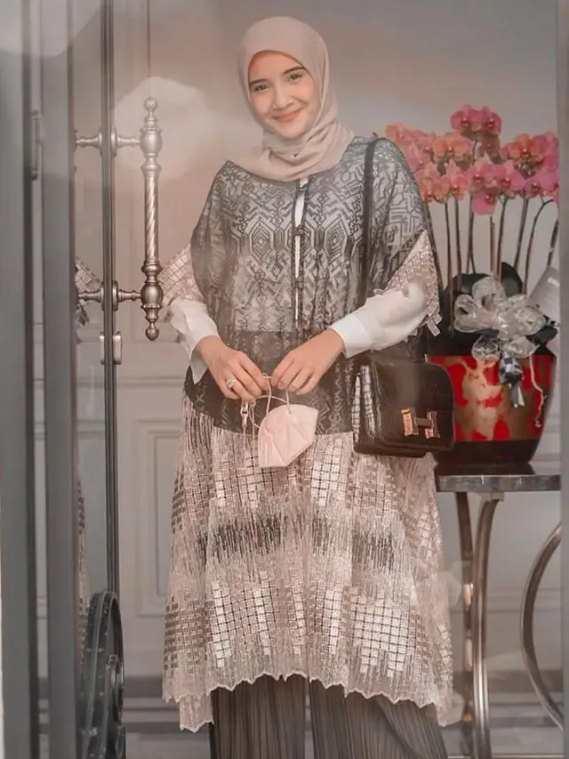 8 Ide Baju Kondangan Hijab Simple dengan Celana dari Dinda Hauw hingga Citra Kirana