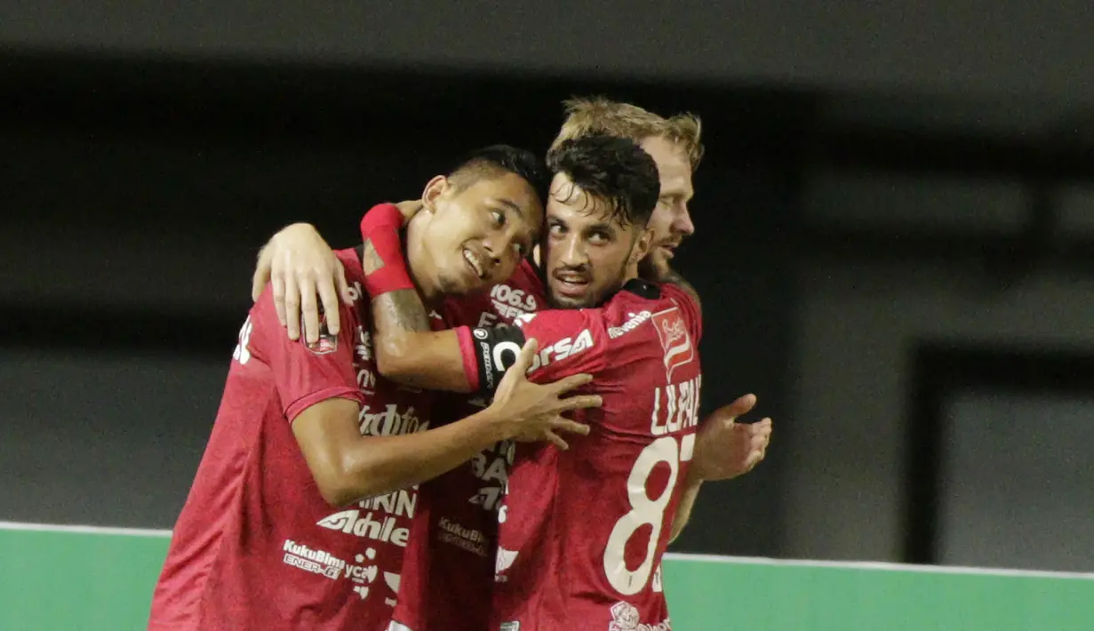 Para pemain Bali United merayakan gol yang dicetak oleh Melvin Platje ke gawang Mitra Kukar pada laga Piala Presiden 2019 di Stadion Patriot, Jawa Barat, Minggu (3/3). Bali United menang 3-0 atas Mitra Kukar. (Bola.com/M Iqbal Ichsan)