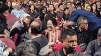 Momen Megawati Habiskan Malam Minggu Nonton Teater di TIM