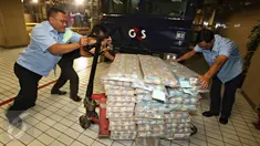 Petugas melakukan kegiatan operasional uang di Kantor Bank Indonesia, Jakarta, (6/6). Bank Indonesia Siapkan pasokan uang tunai Rp160 triliun untuk penuhi kebutuhan likuiditas selama Ramadhan dan Idul Fitri 1437 Hijriah. (Liputan6.com/ Immanuel Antonius)