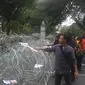 Sejumlah pedemo berusaha merusak barikade kawat berduri di sekitar Bundaran Patung Kuda, Silang Monas, Jakarta Pusat. (Radityo Proyasmoro/Liputan6.com)