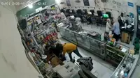 Rekaman CCTV perampok bermasker menyatroni agen laku pandai di Serdang Bedagai Sumut. (Liputan6.com/ Reza Efendi)