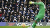 Fans Chelsea menggunakan topi Santa Klaus menyambut Natal saat laga timnya melawan Southampton pada laga Premier League di Stamford Bridge, London, (16/12/2017). Chelsea menang 1-0. (AP/Tim Ireland)